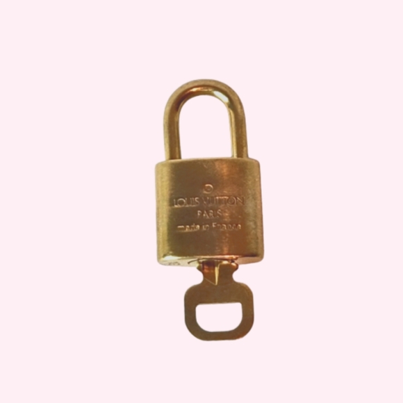 #314 AUTHENTIC LOUIS VUITTON Lock and key set gold tone brass - Picture 3 of 3